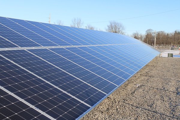 Guide pratique pour l'installation de panneaux solaires : précautions et risques à prendre en compte