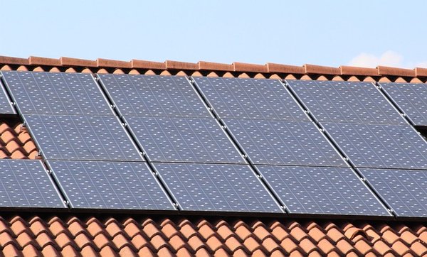 Quel est le coût et le bénéfice environnemental du recyclage des panneaux solaires ?