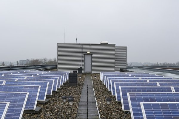 Comment raccorder ses panneaux solaires au réseau électrique ?